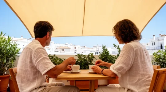 Terraza mediterránea con toldo monobloc desplegado protegiendo del sol